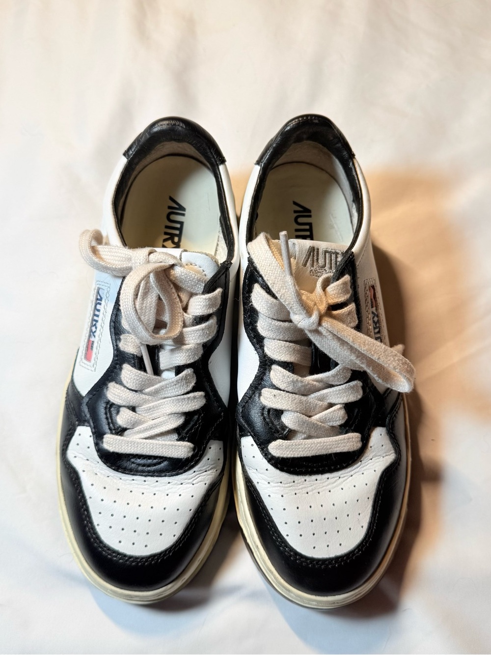 Autry Medalist Low Sneakers Black White Leather Two Tone Mens EU 37 US 6.5 - 7⁠